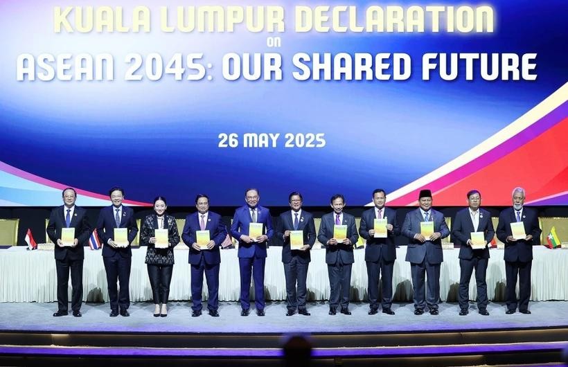 东盟各国和东帝汶领导人签署《东盟2045:我们共同的未来》吉隆坡宣言。(图:越通社)