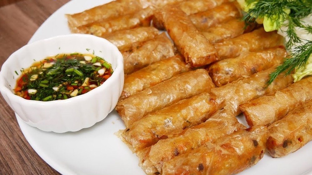 香脆炸春卷。 香脆炸春卷。