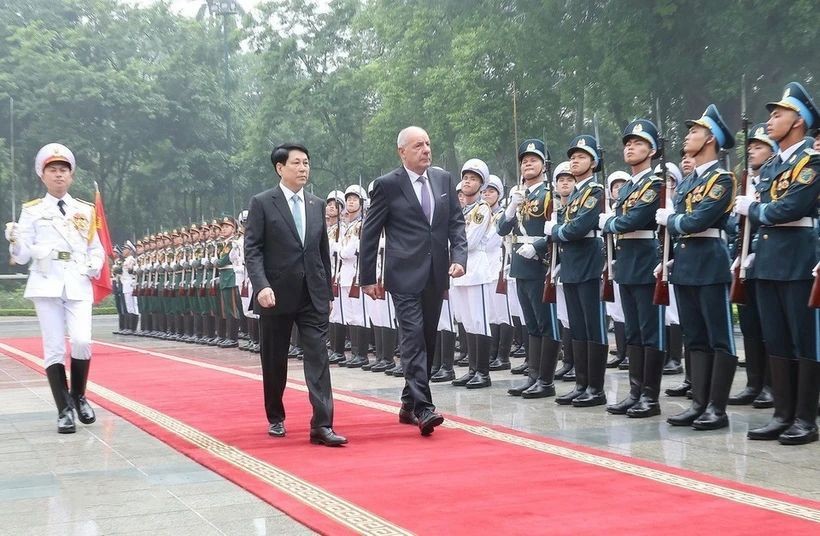 国家主席梁强与匈牙利总统舒尤克·道马什共同检阅仪仗队。(图:越通社)