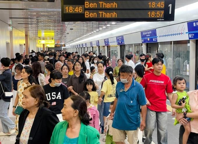 图为今年初,人们乘坐地铁从守德市前往胡志明市第一郡。(图:琼陈)