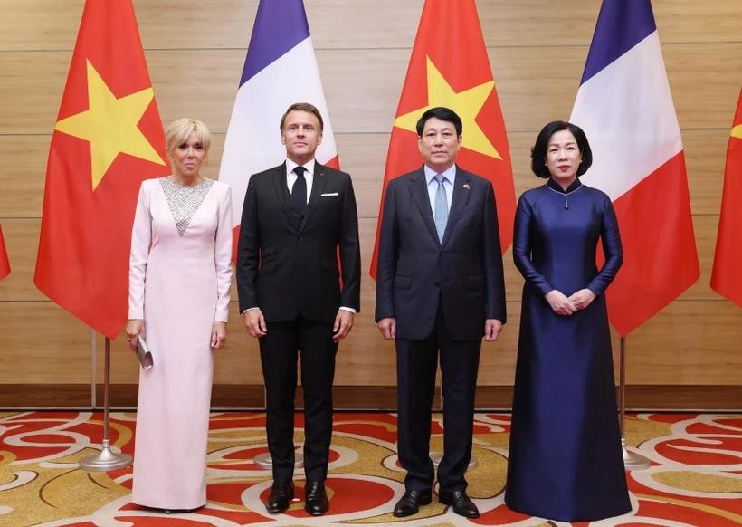 国家主席梁强夫妇与法兰西共和国总统埃马纽埃尔·马克龙夫妇。(图:越通社)