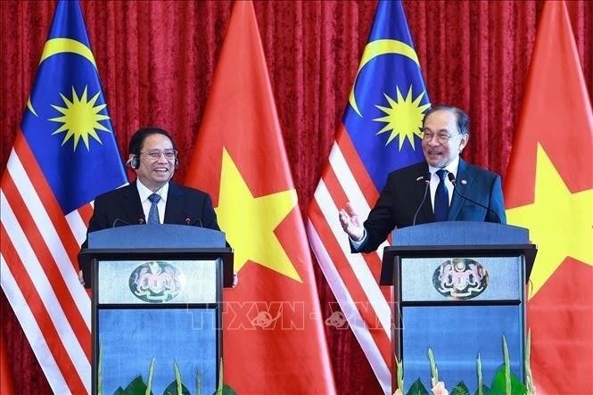 范明政总理与马来西亚总理在吉隆坡会谈后共同会见两国媒体。(图:越通社)