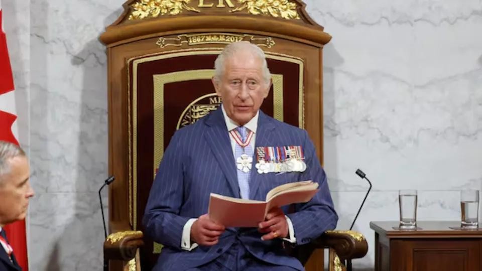 英国国王查尔斯三世在王座上发表了历史性的演讲。(图:路透社)