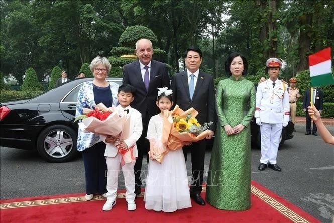 国家主席梁强和夫人与匈牙利总统舒尤克·道马什和夫人。(图:越通社)