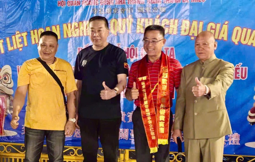 理事长郑成龙(右)在感恩宴上感谢各位热心人士。