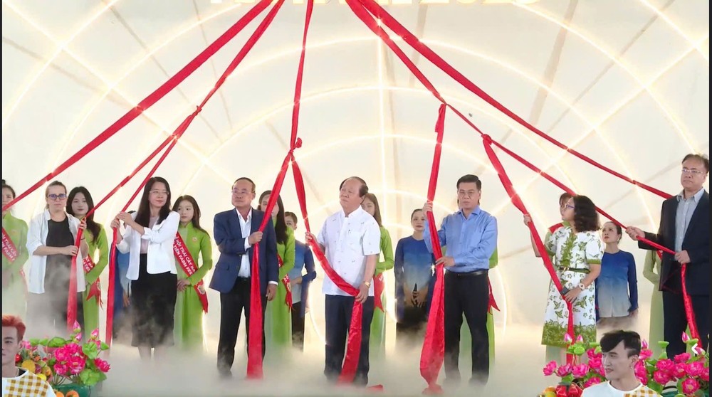 诸位领导和嘉宾为仙泉南方水果盛会拉开帷幕。