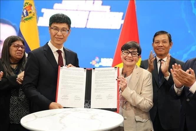 邮电学院与UNC合作备忘录签署仪式。（图：越通社）