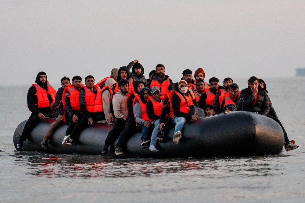 非法移民乘橡皮艇偷渡英吉利海峡。(图:Getty Images)