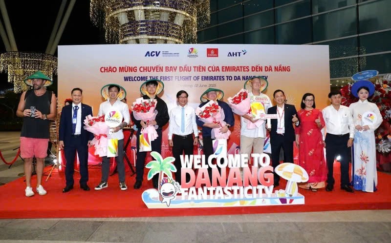 岘港市举行欢迎迪拜至岘港首班航班的活动。