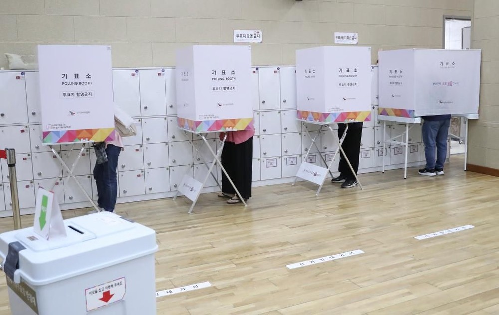 韩国选民在首尔一处投票站等待投票。(图:新华社)