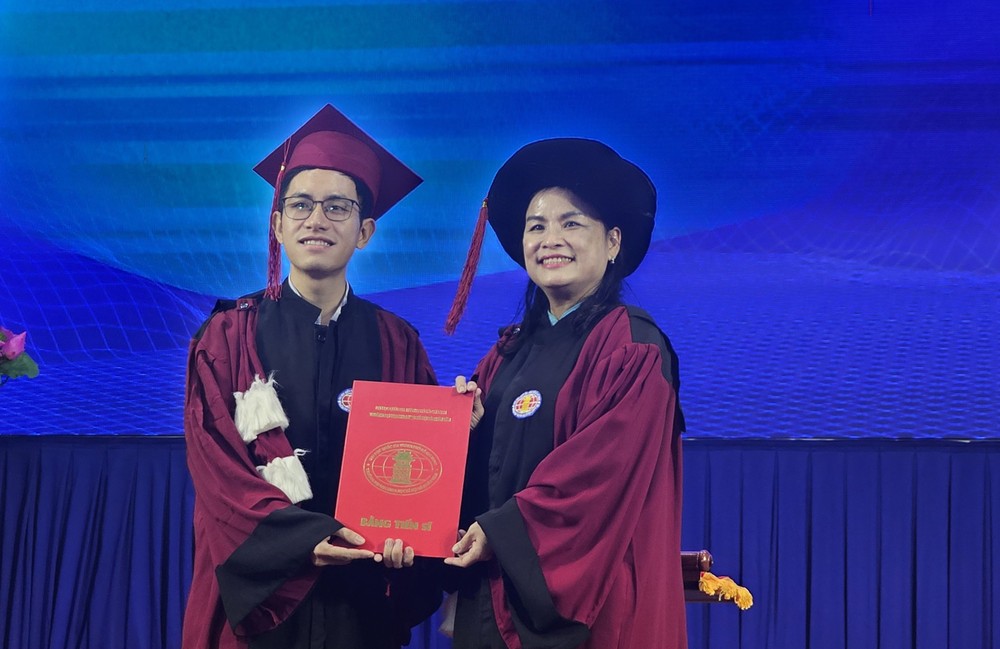 市人文与社会科学大学举行毕业典礼