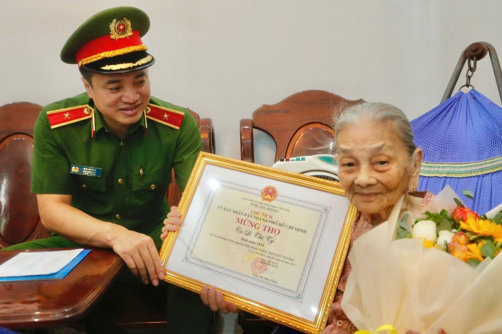 梅黄少将探望并向守德市模范高龄老人祝寿。