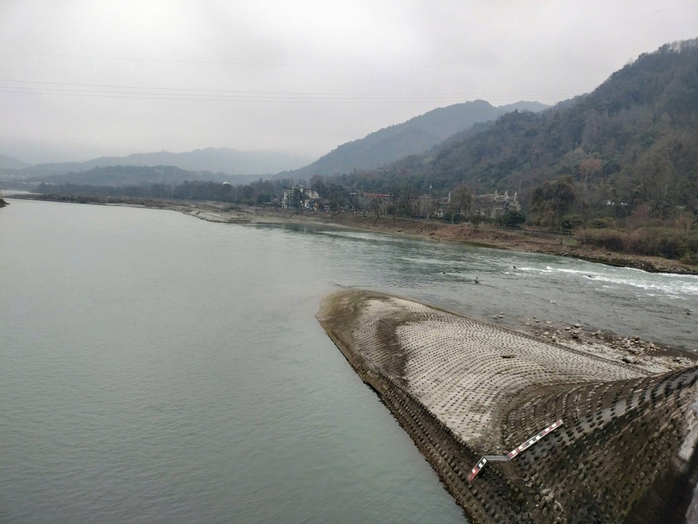 都江堰上的“鱼嘴”分水堤。 cn (1).jpg