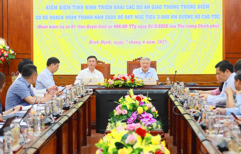阮和平副总理主持2025年计划完成的重点交通项目会议。