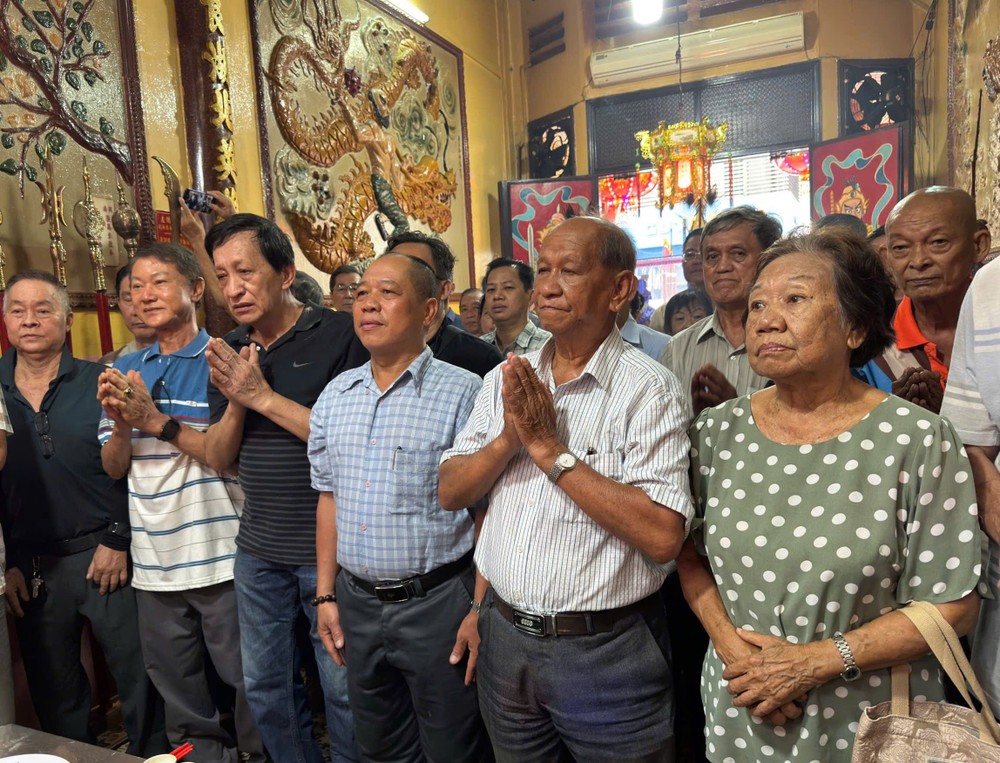 左闾关帝庙诸位理事会成员和嘉宾向关平太子圣像参拜。 NH2.jpg