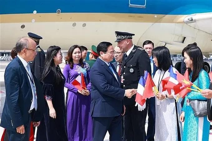 越南驻法国大使丁全胜及使馆干部、职员热烈欢迎范明政总理。(图:越通社)