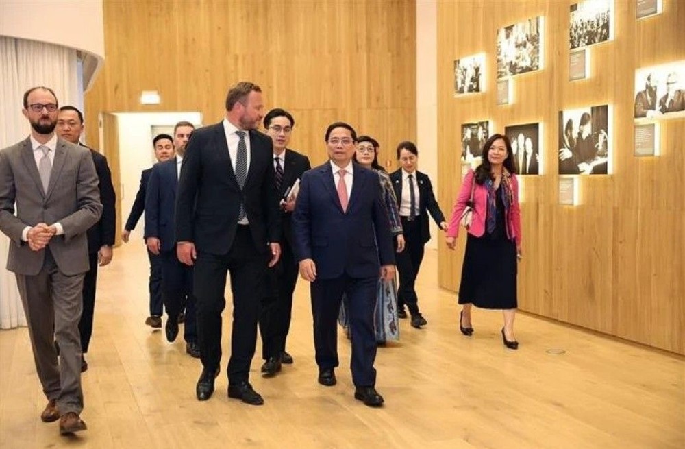 越南政府总理范明政和夫人参观阿沃‧派特中心。(图:越通社) TTG-2.jpg