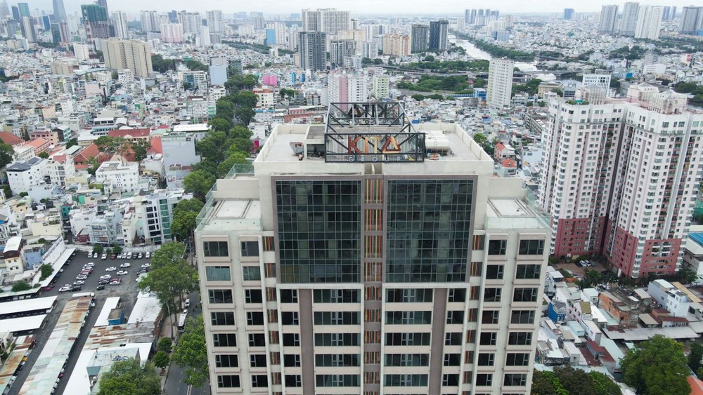 座落陈兴道街927号Kiều by KITA大楼在数百年历史街道更为突出