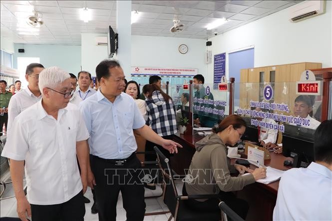 平阳省省委书记阮文利(前左)亲往实地检查新平阳重点坊试行运作。(图:越通社)