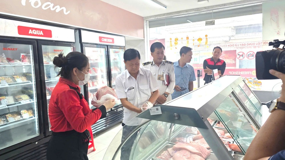 滀臻省职能力量突击检查辖区内的一家CP Fresh Shop店铺。