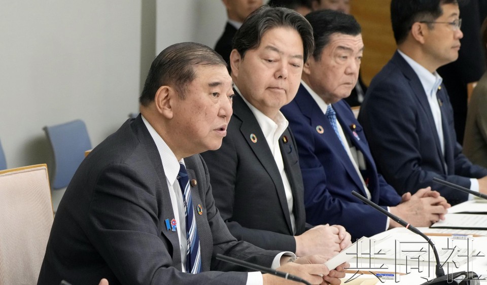 6月10日上午于官邸,日本首相石破茂(左一)在可持续发展目标(SDGs)推进总部会议上致辞。(图:共同社)
