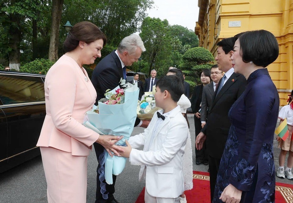 首都河内少年儿童热烈欢迎立陶宛共和国总统吉塔纳斯·瑙塞达及夫人访问越南。（图：越通社）