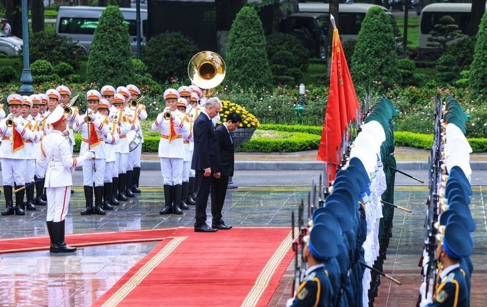 国家主席梁强与立陶宛共和国总统吉塔纳斯·瑙塞达共同检阅越南人民军仪仗队。（图：越通社）