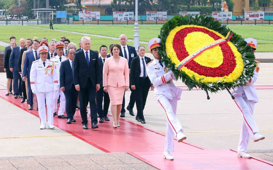 立陶宛共和国总统吉塔纳斯·瑙塞达及夫人庄严向胡志明主席致敬。（图：越通社）