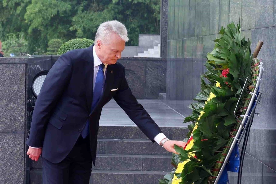 立陶宛共和国总统吉塔纳斯·瑙塞达敬献花圈，缅怀胡志明主席。（图：越通社）