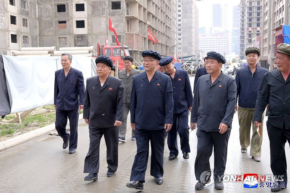 朝鲜内阁总理朴泰成（左四）视察平壤和盛地区建设现场。（图：韩联社/朝中社）