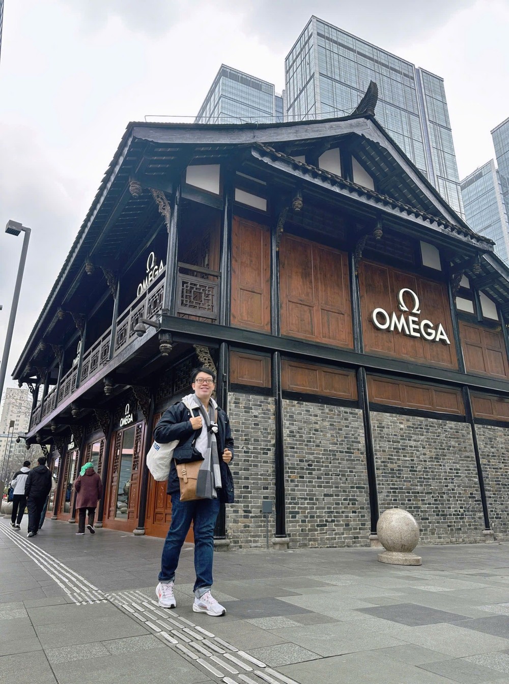 太古里的现代化时尚品牌与古建筑的融合。