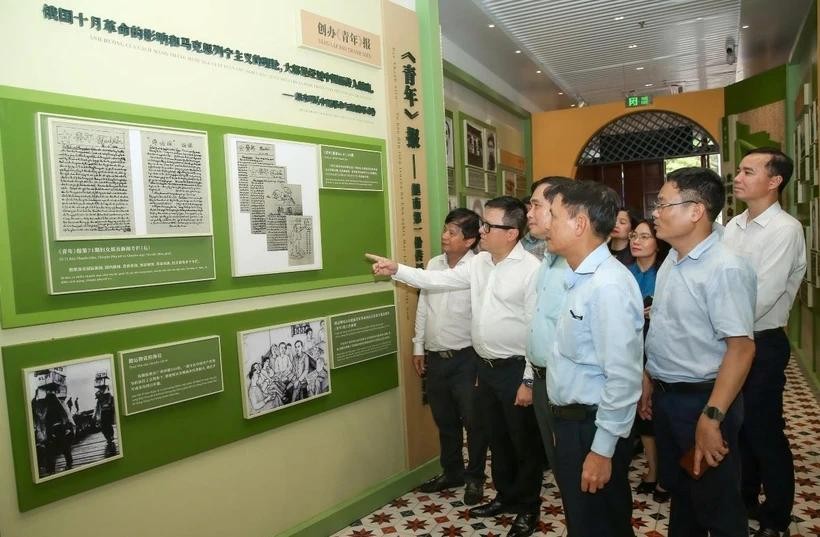 《人民报》总编辑、中央宣教与民运部副部长、越南新闻工作者协会主席黎国明参观胡志明主席创办《青年报》旧址。(图:越通社)