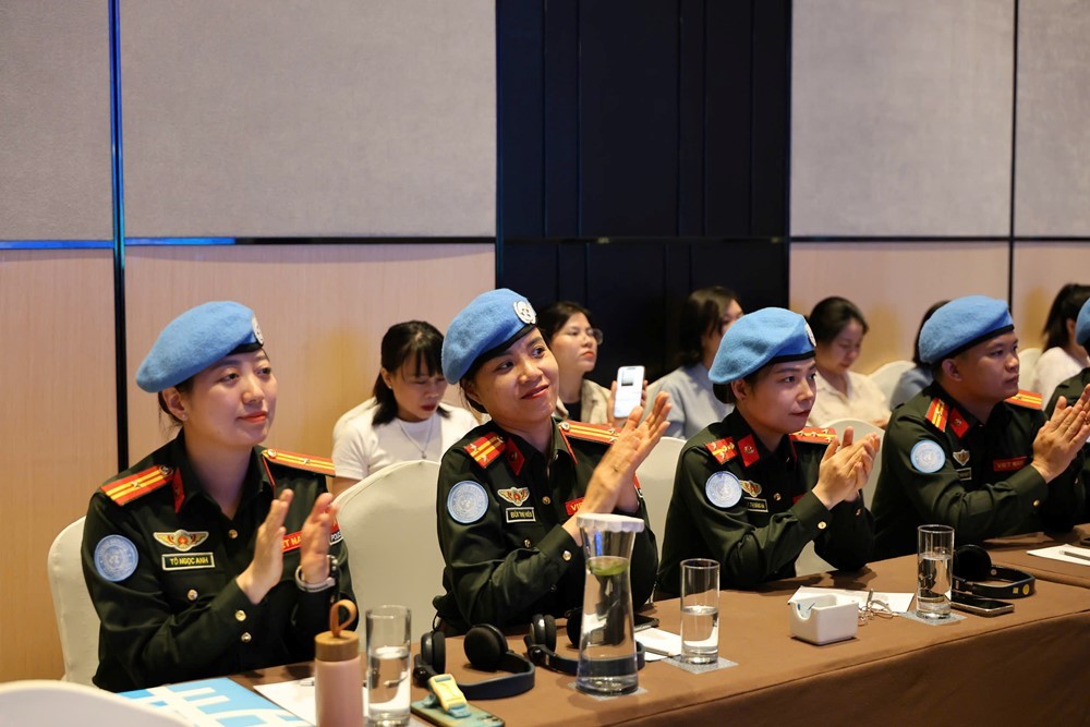 目前,越南已派出多名女警参加联合国维和行动,女警察比例达30%以上,高出联合国20%的最低要求。(图:梅芝) 目前,越南已派出多名女警参加联合国维和行动,女警察比例达30%以上,高出联合国20%的最低要求。(图:梅芝)