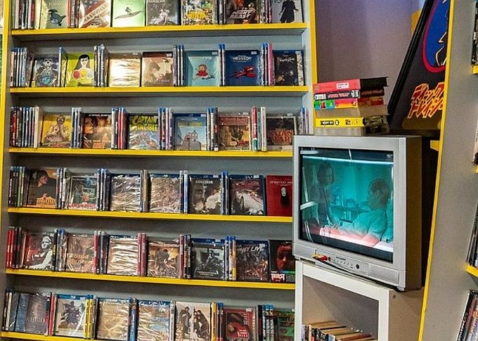 影音店涵盖家庭录影带、数码多功能光碟等格式的影视作品。