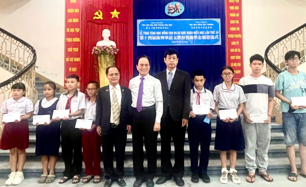 台商奖学基金会代表向各学生颁发助学金。 trao-bong-hoc-3.jpg