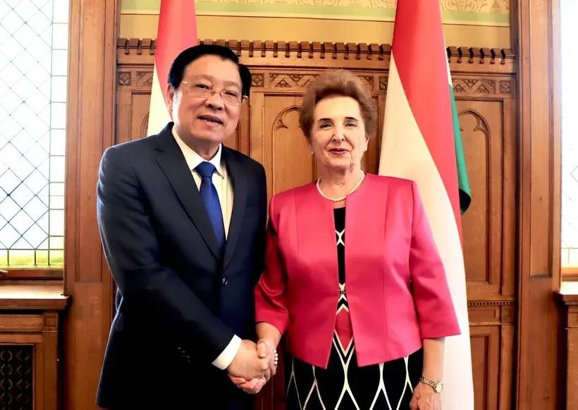 潘廷镯同志和匈牙利国民议会第一副议长马特拉·玛塔。（图：越通社）