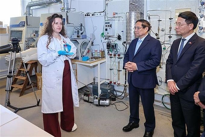 政府总理范明政造访瑞典皇家工学院核能安全研究室。(图:越通社)