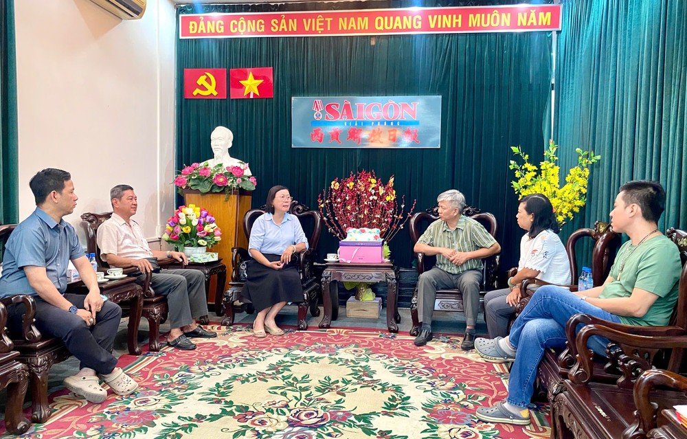 第六郡红十字会与华文《西贡解放日报》温馨交谈。 K2.jpg