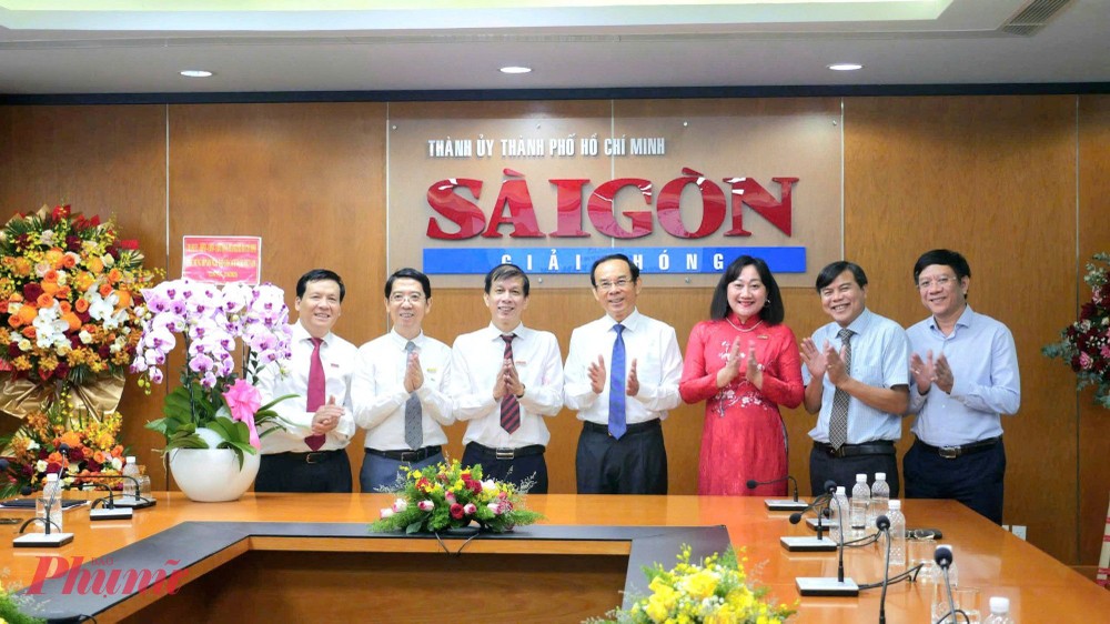 市委书记阮文年探望并祝贺《西贡解放报》。