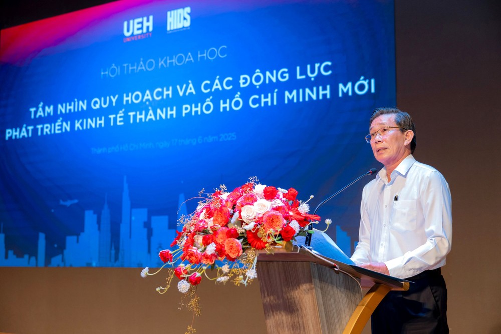 市经济大学经理史庭成教授在研讨会上致辞。(图:UEH) gs-su-dinh-thanh.jpg