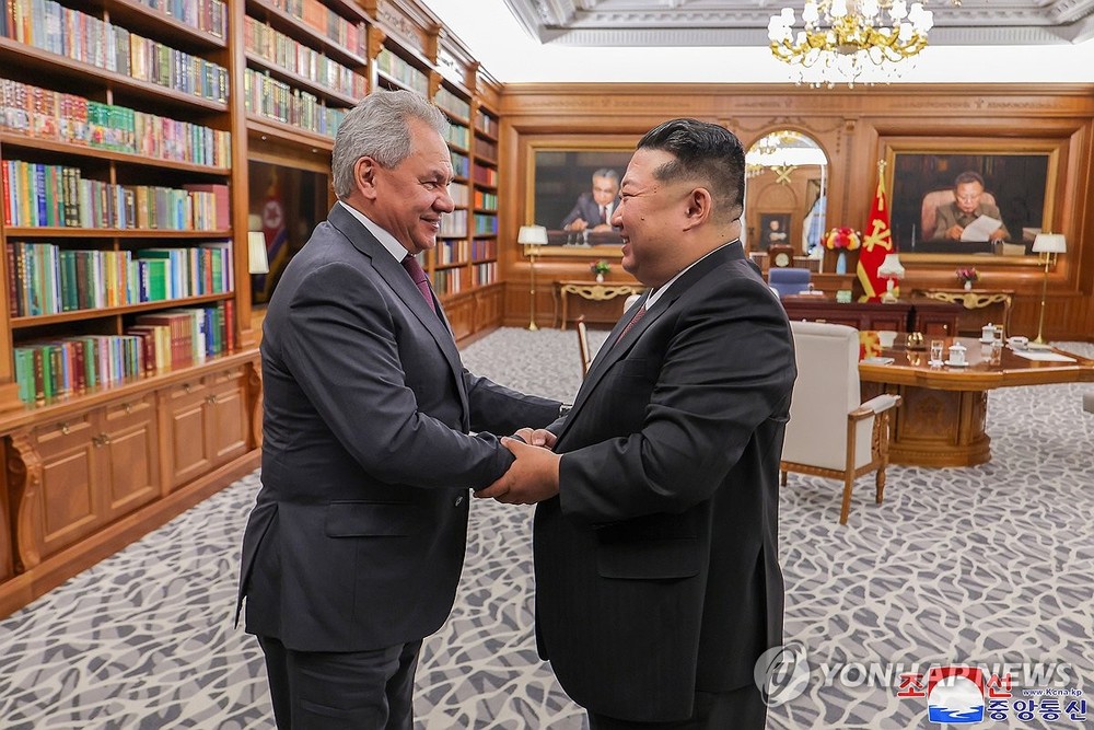 朝鲜国务委员会委员长金正恩（右）接见到访的俄罗斯联邦安全会议秘书绍伊古。（图：韩联社/朝中社）