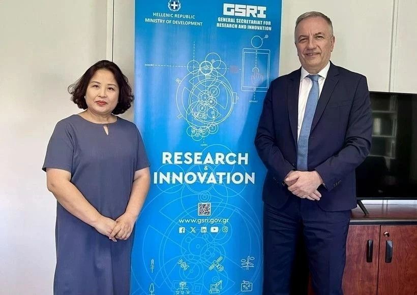 越南驻希腊大使范氏秋香与希腊发展部副部长、前希腊国会希越友好议员小组主席斯塔夫罗斯·卡拉法蒂斯。(图:越通社)