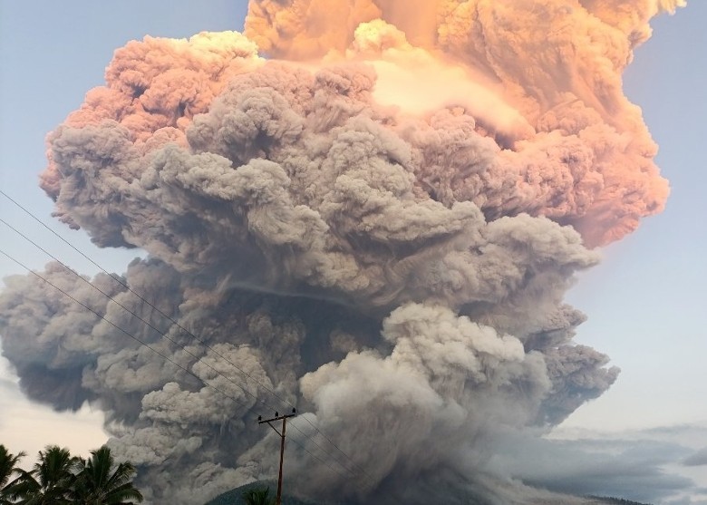 勒沃托比火山喷发出大团蘑菇状火山灰云。(图:互联网)