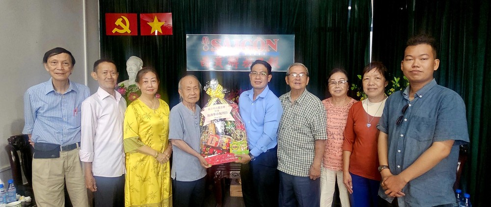 书法分会会长张路与各书法家祝贺本报。 H2.jpg