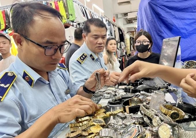 市场管理力量在一商场检查假冒商品。(图:市场管理部门)