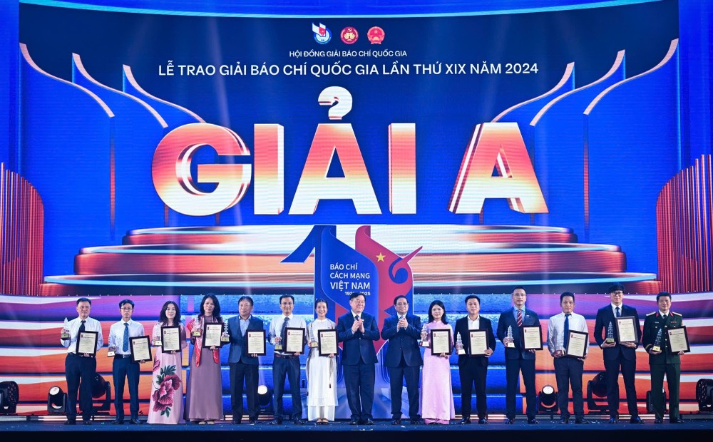 范明正政总理、阮仲义部长为A等奖得奖者颁发奖状。（图：人民报）