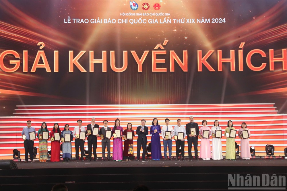 鼓励奖得奖者合影。（图：人民报）