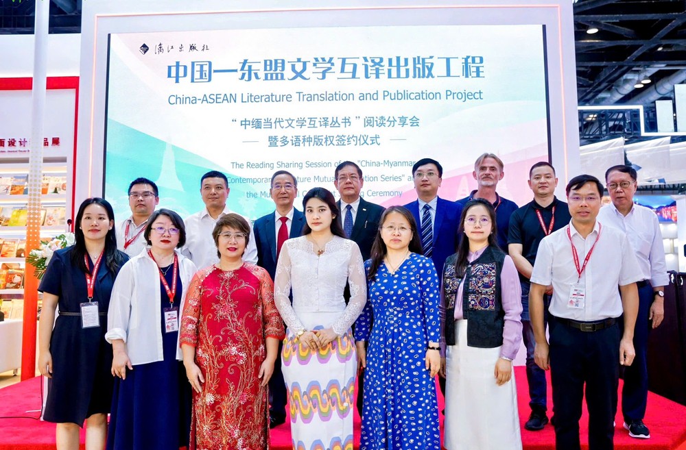 越南 Chibooks 文化股份公司董事长阮丽芝翻译家与东盟各国出版社代表和中国丽江出版社代表签署合作协议后合照。 k3.jpg