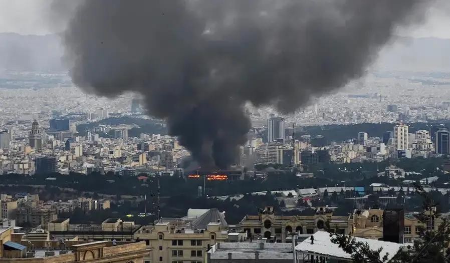 德国、法国、英国尝试外交努力，给以色列-伊朗危机降温。图为6月16日以色列袭击伊朗官媒大楼。（图：Getty Images）