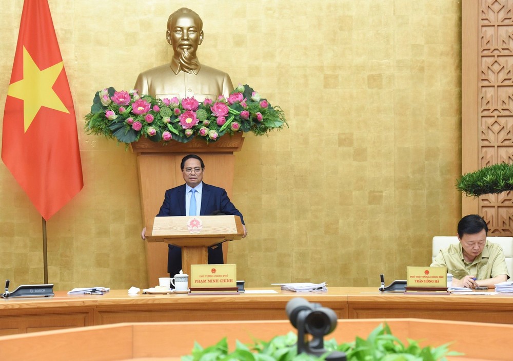 政府总理范明政（站）主持会议。（图：VGP）